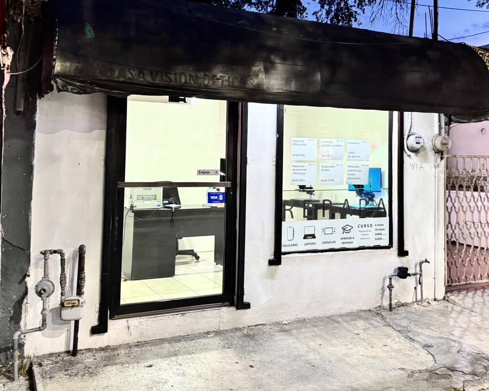 Entrada y ventanal del taller B7 Refurbish en Av. Las Puentes 417A